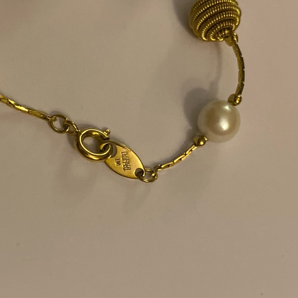 Vintage Signed Trifari Gold Tone Faux Pearl Bracelet Dainty Wedding Bride Gift - Picture 2 of 12
